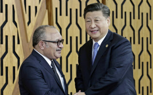 パプアニューギニアのオニール首相(左)と握手する中国の習近平国家主席=AP パプアニューギニアのオニール首相(左)と握手する中国の習近平国家主席=AP