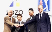 記者会見後、記念写真に納まる（左から）日本ゴルフツアー機構の青木功会長、ZOZOの前沢友作社長、松山英樹ら（20日午後、東京都内）=共同