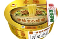 東洋水産が発売するカップ麺「マルちゃん正麺　カップ　香味まろ味噌　野菜増量」。チンゲン菜を新たに取り入れた