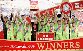 ルヴァン杯決勝で横浜Mを破り、初優勝した湘南の選手ら=共同