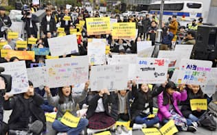 元慰安婦の女性らの支援団体が開いた集会で財団の解散を歓迎する参加者（21日、ソウル）=共同