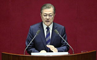 文大統領は国会の施政方針演説でJノミクスの正当性を訴えた(11月1日、ソウル)=共同 文大統領は国会の施政方針演説でJノミクスの正当性を訴えた(11月1日、ソウル)=共同