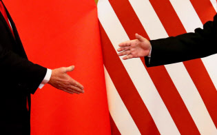 米中間の貿易戦争は休戦が近いとの見方もあるが…=ロイター 米中間の貿易戦争は休戦が近いとの見方もあるが…=ロイター