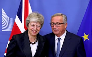21日にブリュッセルで会談したメイ英首相(左)とユンケル欧州委員長=ロイター