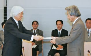 皇室典範に関する有識者会議で、小泉首相(右)に報告書を手渡す吉川座長(左)（2005年11月、首相官邸）