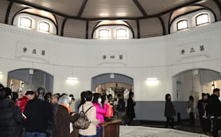 一般公開が始まった旧奈良監獄で「中央看守所」を見学する人たち（23日午後、奈良市）=共同