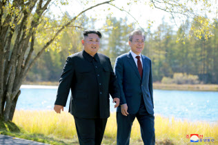 9月に平壌で南北の経済協力を話し合った北朝鮮の金正恩(キム・ジョンウン)委員長(左)と韓国の文在寅(ムン・ジェイン)大統領=ロイター 9月に平壌で南北の経済協力を話し合った北朝鮮の金正恩(キム・ジョンウン)委員長(左)と韓国の文在寅(ムン・ジェイン)大統領=ロイター