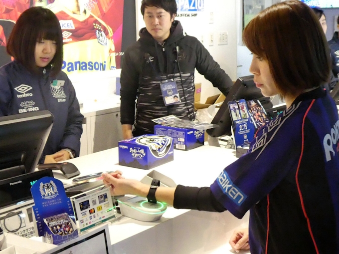 スタジアムへの入場や買い物 リストバンドで 日本経済新聞