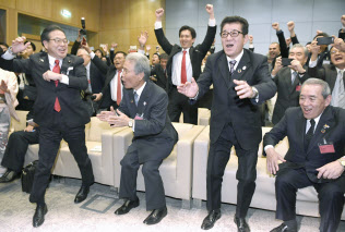 2025年の万博開催が決まり喜ぶ(前列右から)松本正義関経連会長、松井一郎大阪府知事、経団連の榊原定征前会長、世耕経産相ら(23日午後、パリ)=代表撮影 2025年の万博開催が決まり喜ぶ(前列右から)松本正義関経連会長、松井一郎大阪府知事、経団連の榊原定征前会長、世耕経産相ら(23日午後、パリ)=代表撮影