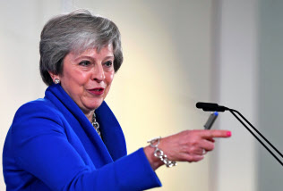 緊急EU首脳会議後の記者会見で離脱合意案のメリットを強調したメイ英首相(25日、ブリュッセル)=ロイター 緊急EU首脳会議後の記者会見で離脱合意案のメリットを強調したメイ英首相(25日、ブリュッセル)=ロイター