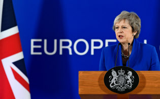 25日、記者会見するメイ英首相(ブリュッセル)=ロイター 25日、記者会見するメイ英首相(ブリュッセル)=ロイター