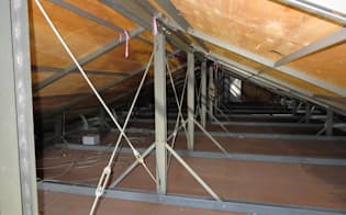 天井裏で部屋を隔てる部材がなく、施工不良と指摘されたレオパレスのアパート（LPオーナー会提供）