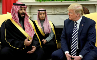 原油安を求めるトランプ米大統領(右)にムハンマド・サウジ皇太子(左)は押し切られる可能性がある(2018年3月の会談で)=ロイター 原油安を求めるトランプ米大統領(右)にムハンマド・サウジ皇太子(左)は押し切られる可能性がある(2018年3月の会談で)=ロイター