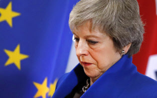 ブリュッセルでのEU特別首脳会議を終えたメイ英首相=25日(AP=共同) ブリュッセルでのEU特別首脳会議を終えたメイ英首相=25日(AP=共同)