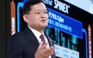 中期経営計画を発表する東芝の車谷暢昭会長兼CEO（8日、東京・港）