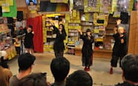 女性アーティスト「メゾンブックガール」はアルバム発売を控え、店内でライブを開いた（18日、名古屋市中区）