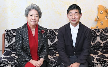 対談に臨むＷＥＦ名誉会長の尾原蓉子氏（左）とデザイナーの皆川明氏
