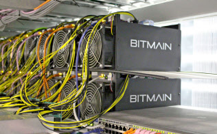 ビットメイン社製のマイニング装置は仮想通貨市場を席巻してきた=ロイター ビットメイン社製のマイニング装置は仮想通貨市場を席巻してきた=ロイター