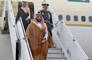 28日、ブエノスアイレスの空港に到着したサウジアラビアのムハンマド皇太子(手前)=ロイター 28日、ブエノスアイレスの空港に到着したサウジアラビアのムハンマド皇太子(手前)=ロイター