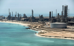 サウジアラビアの原油ターミナルと精製施設=ロイター サウジアラビアの原油ターミナルと精製施設=ロイター