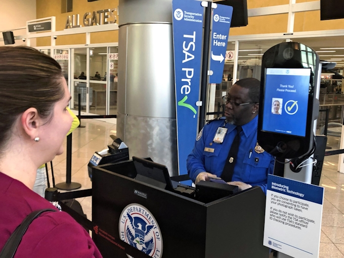 アトランタ空港に顔認証 米デルタ航空 待ち時間短縮 日本経済新聞