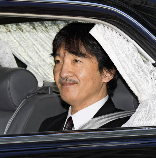 皇居に入られる秋篠宮さま(30日午前、半蔵門)=共同 皇居に入られる秋篠宮さま(30日午前、半蔵門)=共同