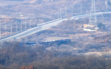 11月30日、韓国調査団を乗せた列車が北朝鮮に向かった=ロイター