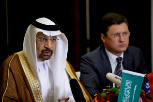 サウジアラビアのファリハ・エネルギー産業鉱物資源相(左)とロシアのノワク・エネルギー相には減産への姿勢で温度差がある=ロイター サウジアラビアのファリハ・エネルギー産業鉱物資源相(左)とロシアのノワク・エネルギー相には減産への姿勢で温度差がある=ロイター