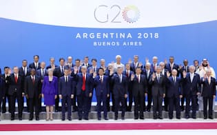 G20首脳会合で記念写真に納まる安倍首相（前列左から7人目）、トランプ米大統領（同6人目）、習近平中国国家主席（同9人目）ら=30日、ブエノスアイレス（共同）