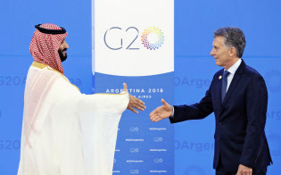 30日、G20を前にアルゼンチンのマクリ大統領(右)の出迎えを受けるサウジアラビアのムハンマド皇太子(ブエノスアイレス)=共同 30日、G20を前にアルゼンチンのマクリ大統領(右)の出迎えを受けるサウジアラビアのムハンマド皇太子(ブエノスアイレス)=共同