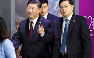 30日、ブエノスアイレスのG20の会場に到着した中国の習近平国家主席（左）=共同