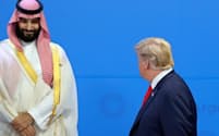 G20首脳会議で視線を交わすトランプ米大統領とサウジアラビアのムハンマド皇太子=ロイター