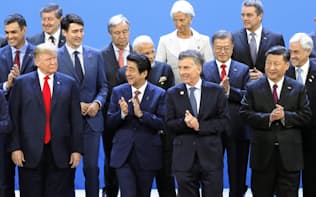 G20首脳会合の記念撮影に臨む（前列左から）米国のトランプ大統領、安倍首相、アルゼンチンのマクリ大統領、中国の習近平国家主席ら（11月30日、ブエノスアイレス）=共同