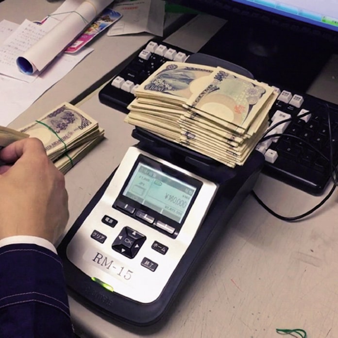 レジの現金集計お任せ ファミマ 1日の作業30分短く 日本経済新聞 レジの現金集計お任せ ファミマ 1日の作業30分短く 日本経済新聞