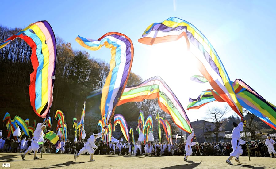 鮮やかな旗の行列 福島 二本松 木幡の幡祭り 日本経済新聞