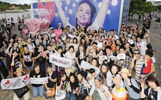 歌手の安室奈美恵さんのライブ会場前で盛り上がる大勢のファン（9月、沖縄県宜野湾市=共同）