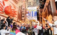 2025年の万博開催地に大阪が決まり、喜ぶ人たち（大阪市中央区）