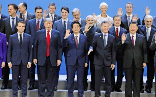 G20首脳会合の記念撮影に臨む安倍首相ら(11月30日、ブエノスアイレス)=共同 G20首脳会合の記念撮影に臨む安倍首相ら(11月30日、ブエノスアイレス)=共同