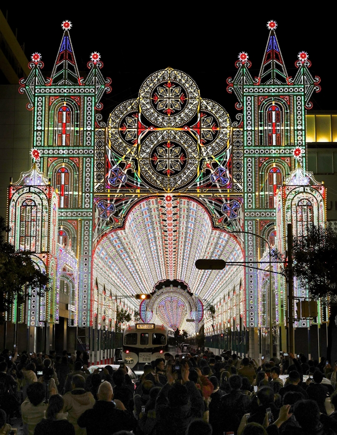 神戸ルミナリエ試験点灯 24回目の犠牲者追悼 日本経済新聞