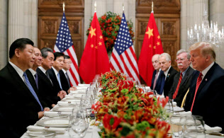 米国は来年1月1日に予定していた対中追加関税の実施を猶予する(12月1日、アルゼンチンで開いた米中首脳会談)=ロイター 米国は来年1月1日に予定していた対中追加関税の実施を猶予する(12月1日、アルゼンチンで開いた米中首脳会談)=ロイター