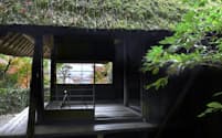 芭蕉庵は四畳半ほどの茶座敷。窓からは京の町が一望できる