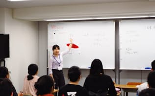 日本語を学習する外国人材の増加に対応する（成学社の授業風景）