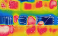 仮想通貨のマイニングマシンをサーモグラフィーカメラで撮影すると、熱を帯びた部分が赤く染まっていた（石川県加賀市）