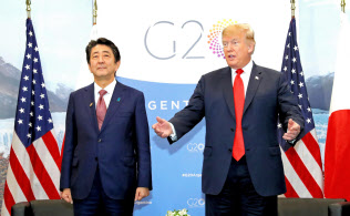 トランプ米大統領(右)は11月末の首脳会談でも来日の意向を示している=共同 トランプ米大統領(右)は11月末の首脳会談でも来日の意向を示している=共同
