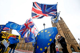 英国のEU離脱の行方は混沌としている=ロイター 英国のEU離脱の行方は混沌としている=ロイター