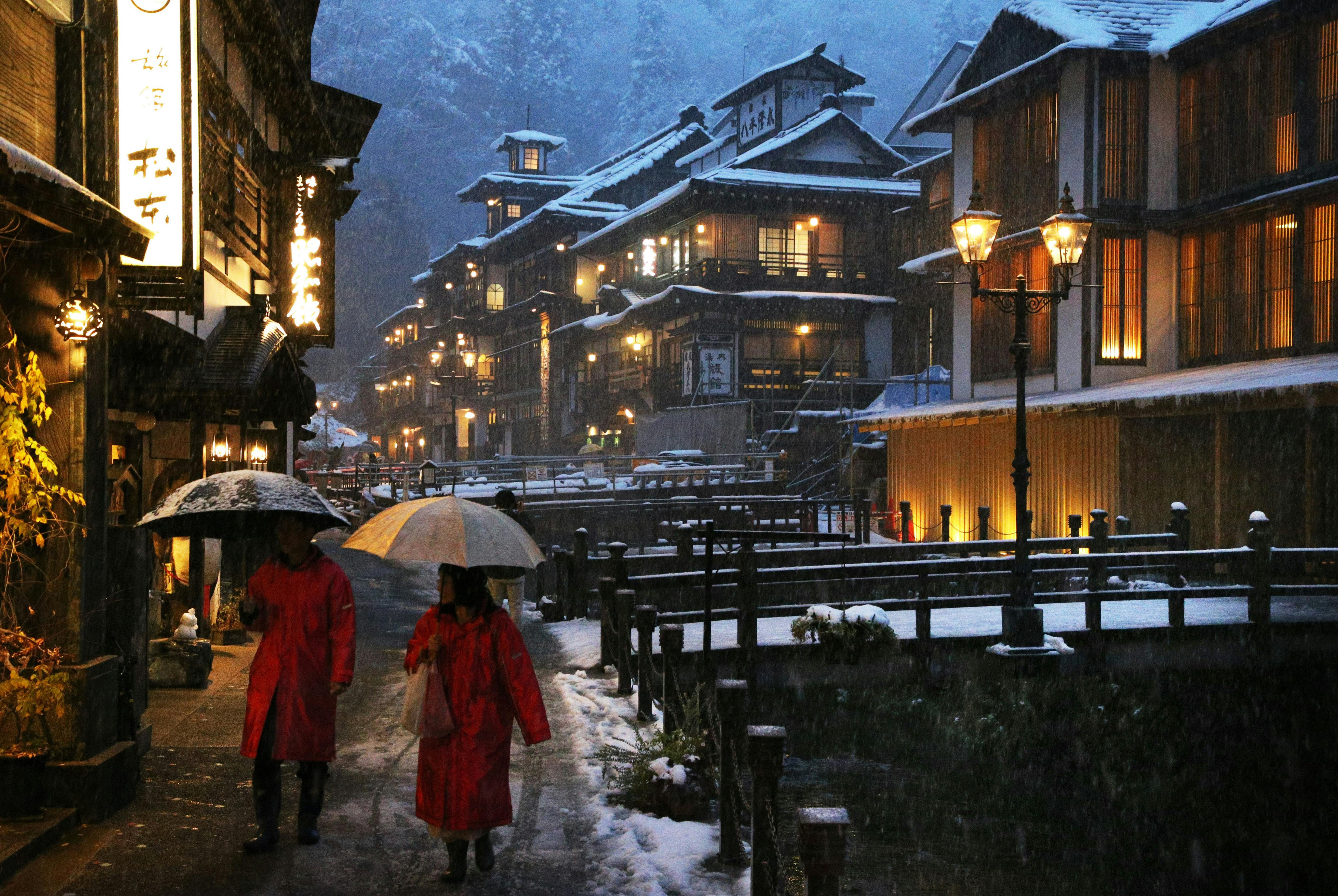 湯けむり照らす灯りでそぞろ歩き 冬の温泉街10選 Nikkei Style 湯けむり照らす灯りでそぞろ歩き 冬の温泉街10選 Nikkei Style