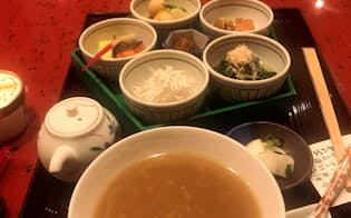 「ホテルアバローム紀の国」で提供している紀州茶粥御膳（和歌山市）。お米が隠れるぐらいお茶を入れるのがよいとされている