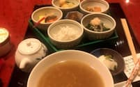 「ホテルアバローム紀の国」で提供している紀州茶粥御膳（和歌山市）。お米が隠れるぐらいお茶を入れるのがよいとされている