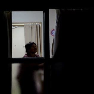 仮設住宅で一人暮らしをする女性（北海道厚真町）