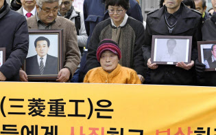 ソウルの韓国最高裁に向かう原告ら(11月29日午前)=共同 ソウルの韓国最高裁に向かう原告ら(11月29日午前)=共同